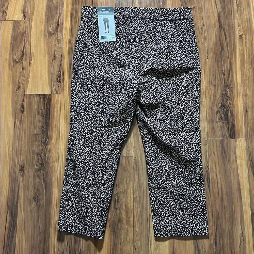 NEW Rafaella Leopard Pattern Pull On Comfort Capris - Picture 8 of 8